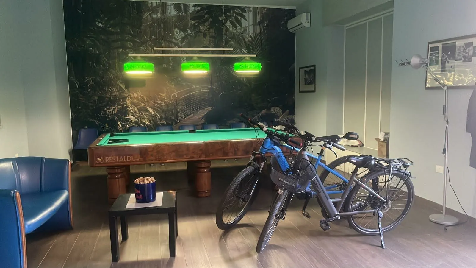Biciclette nella sala con il biliardo de Il Borgo
