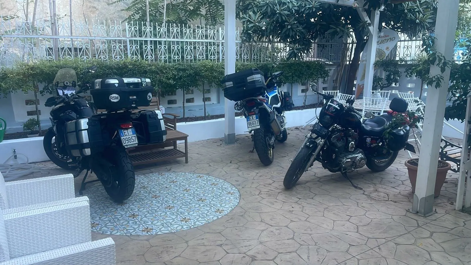 Moto da viaggio parcheggiate nel cortile de Il Borgo