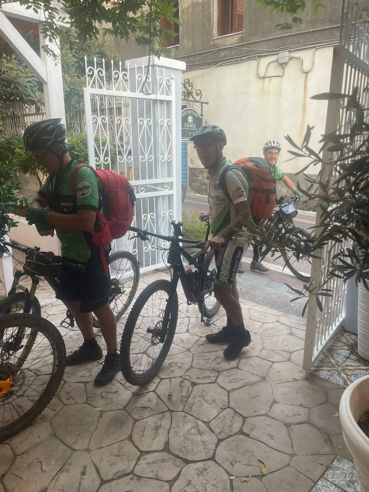 Ciclisti con le mountain bike nel cortile de Il Borgo