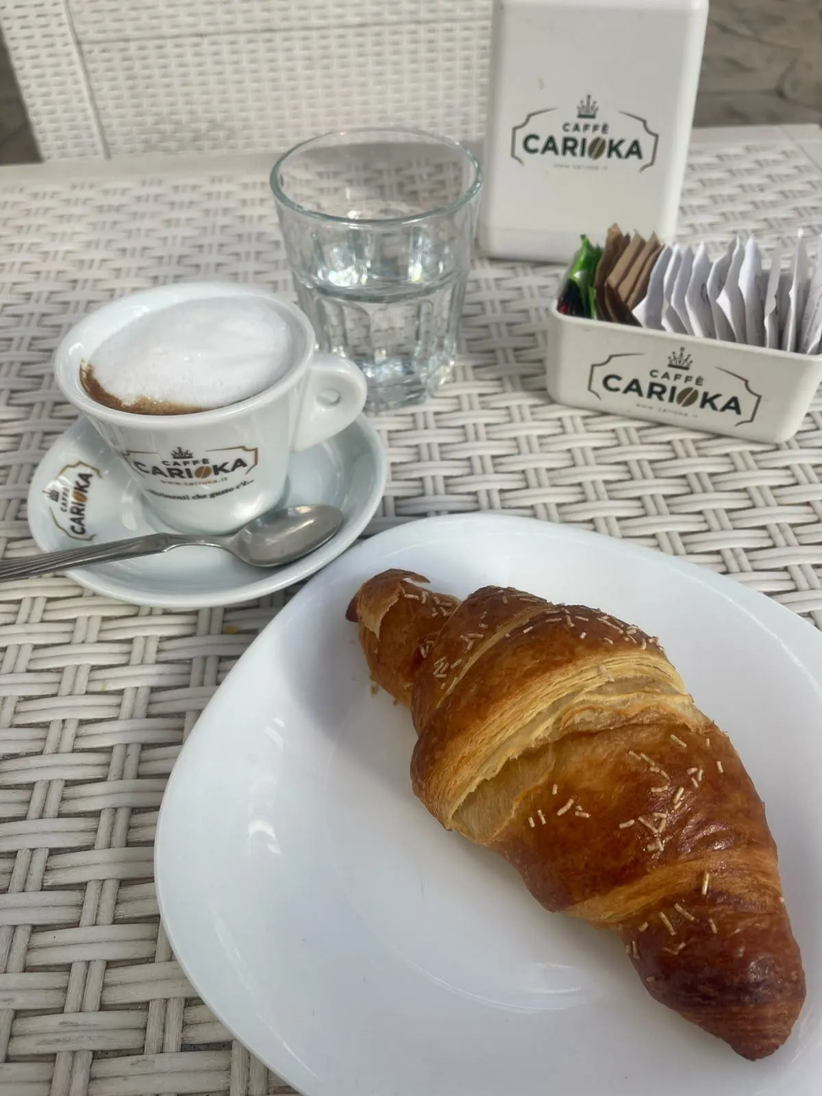 Cappuccino e cornetto per la colazione