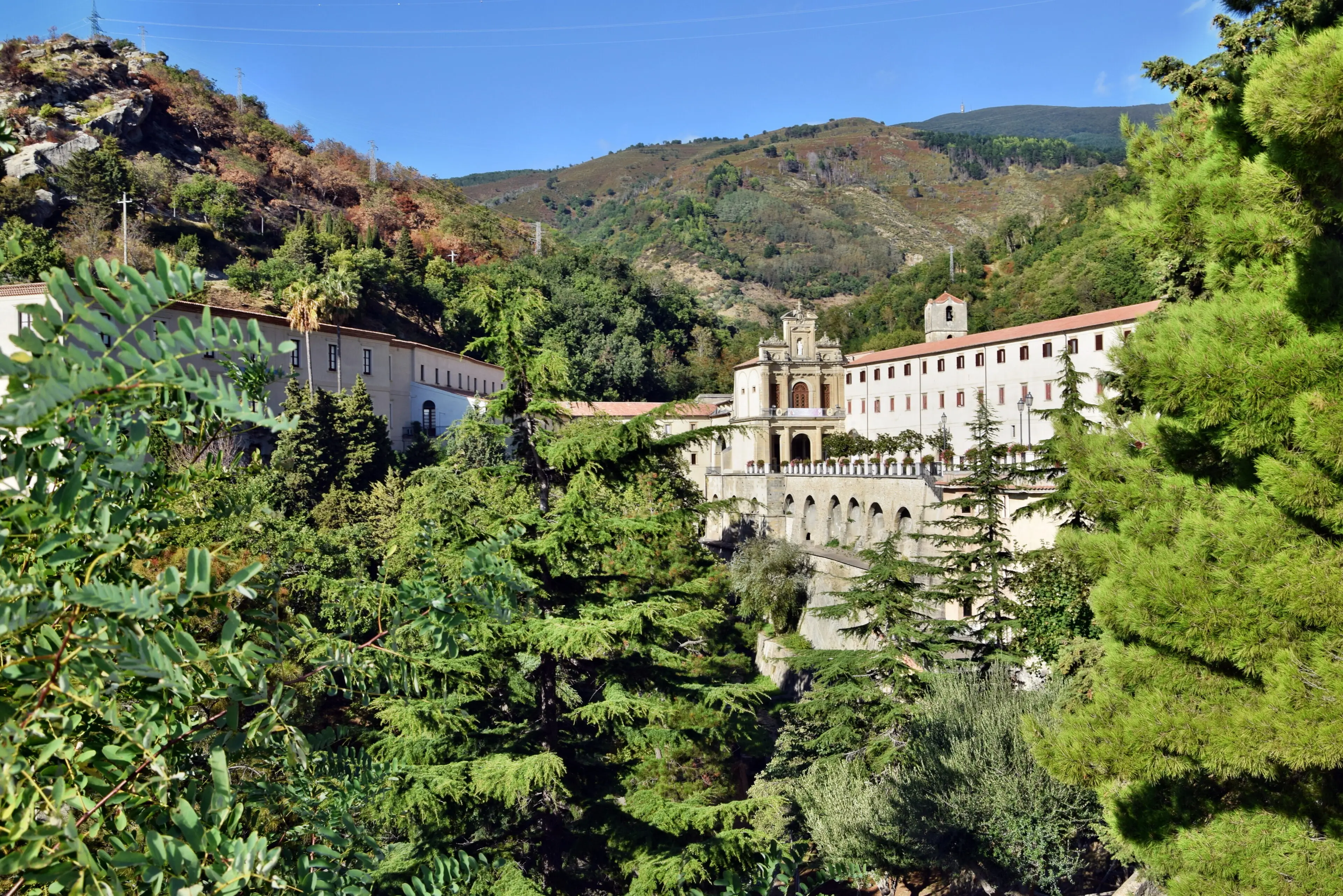Il Santuario di San Francesco di Paola tra il verde della collina