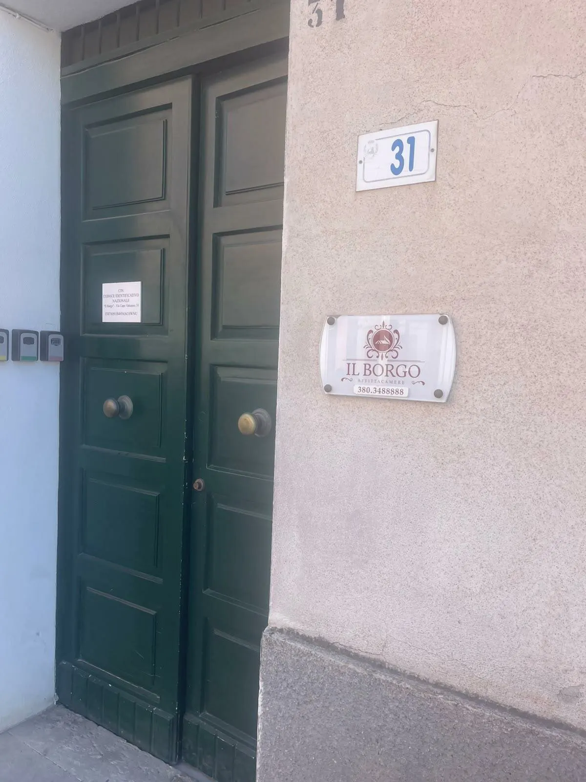 Il portone verde al civico 31 con la targa de Il Borgo