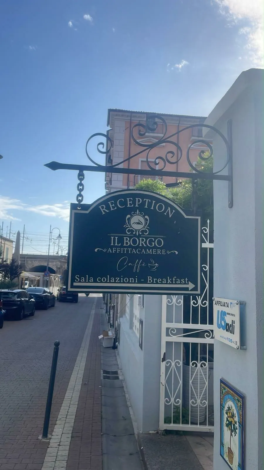 L'insegna della reception de Il Borgo, con sala colazioni, nella Marina di Paola