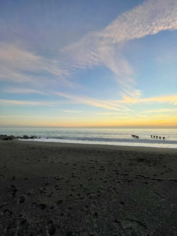 La spiaggia di Paola con il mare calmo