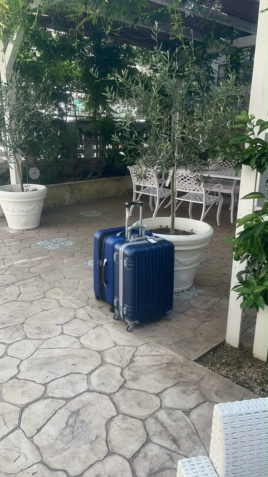 Una valigia appena arrivata nel cortile de Il Borgo