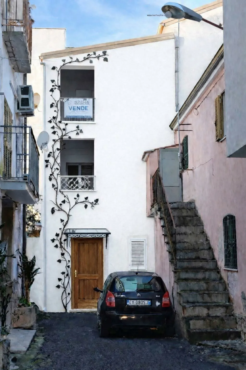 Una delle case del borgo, nel vicolo
